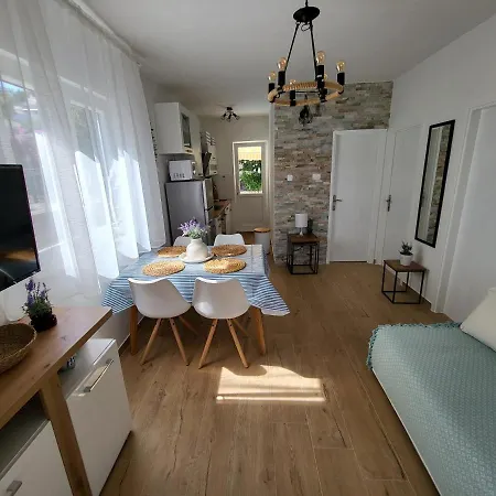 Planinic, Nova B, 2 * Rogoznica (Sibenik-Knin)