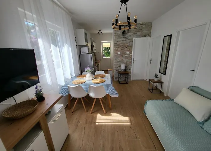 Planinic, Nova B, 2 * Rogoznica (Sibenik-Knin)