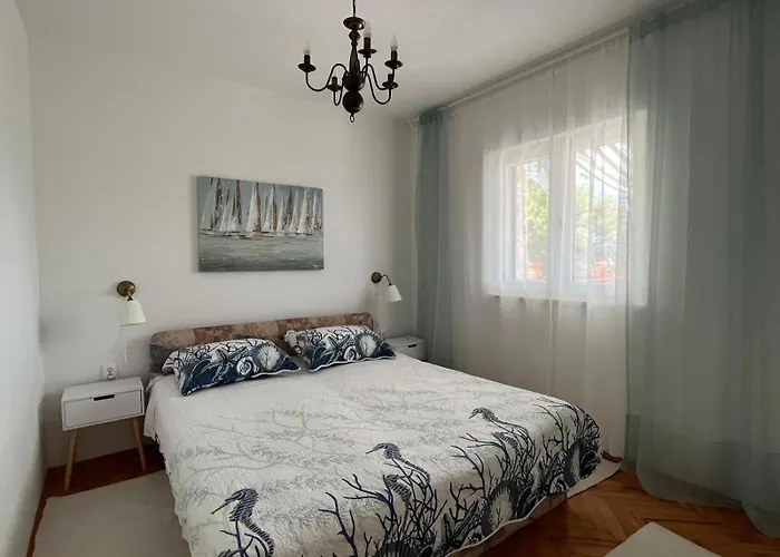 Planinic, Nova B, 2 Daire Rogoznica (Sibenik-Knin)