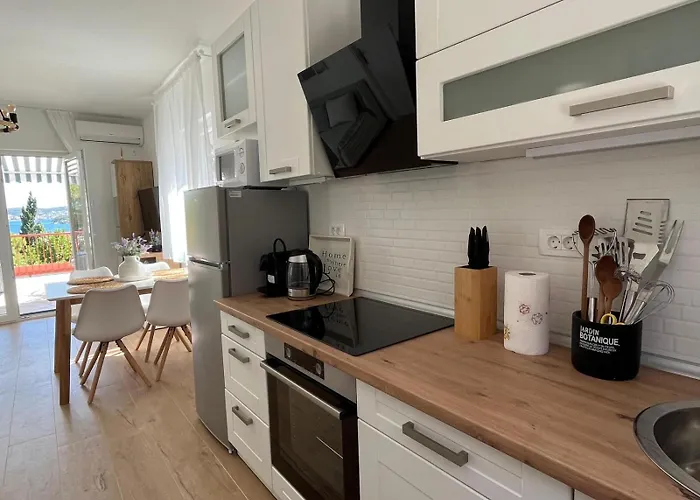 Planinic, Nova B, 2 Daire Rogoznica (Sibenik-Knin)